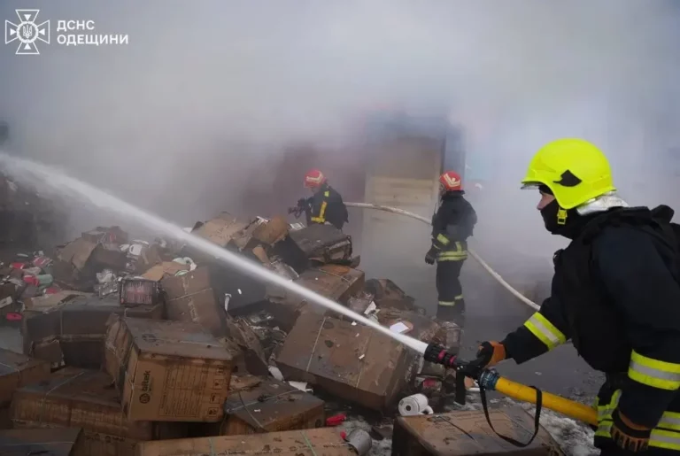 Пожежа в Чорноморську: Рятувальники боролися з вогнем після атаки