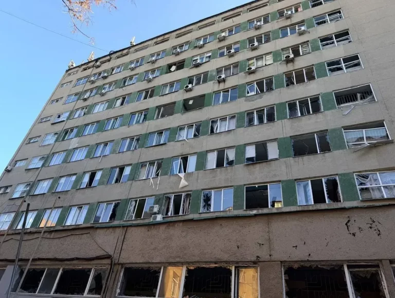 Серйозні руйнування в одеському ліцеї та дитсадках після нічної атаки