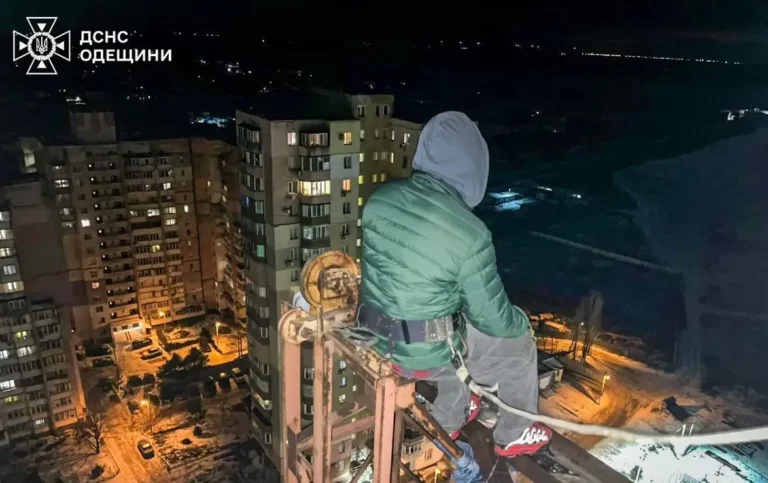 Небезпечний порятунок: Чоловіка витягли з 24-го поверху в Чорноморську