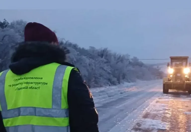 Триває ліквідація наслідків негоди на трасі М-13 в Одеській області