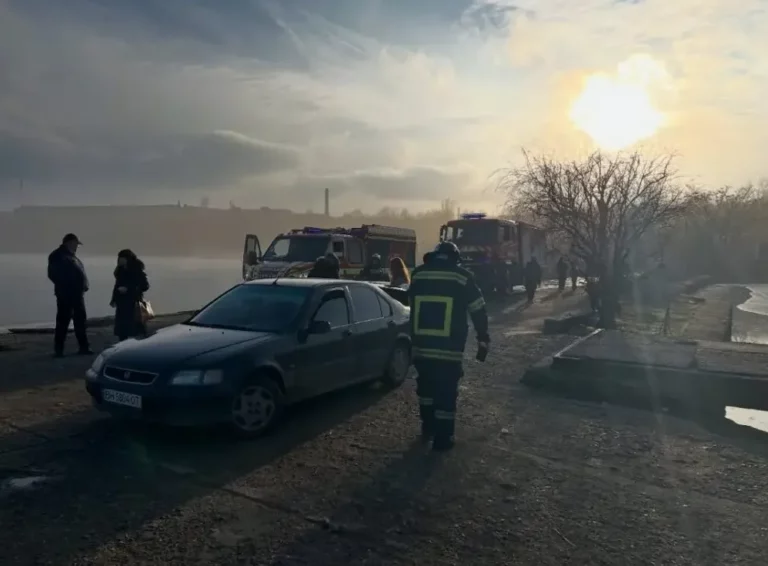 Рятувальникка в Білгород-Дністровському районі: Як небезпечно гратись із льодом та тваринами