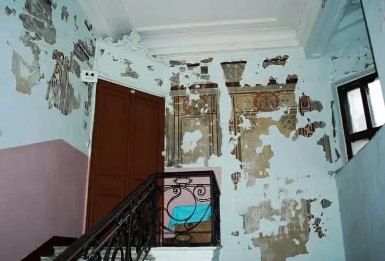 У центрі Одеси виявили історичну фреску, що була зафарбована