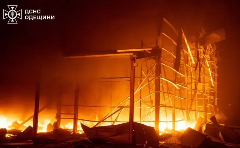Пожежа після атаки дронів в Одесі: оператори ДСНС ліквідовують наслідки