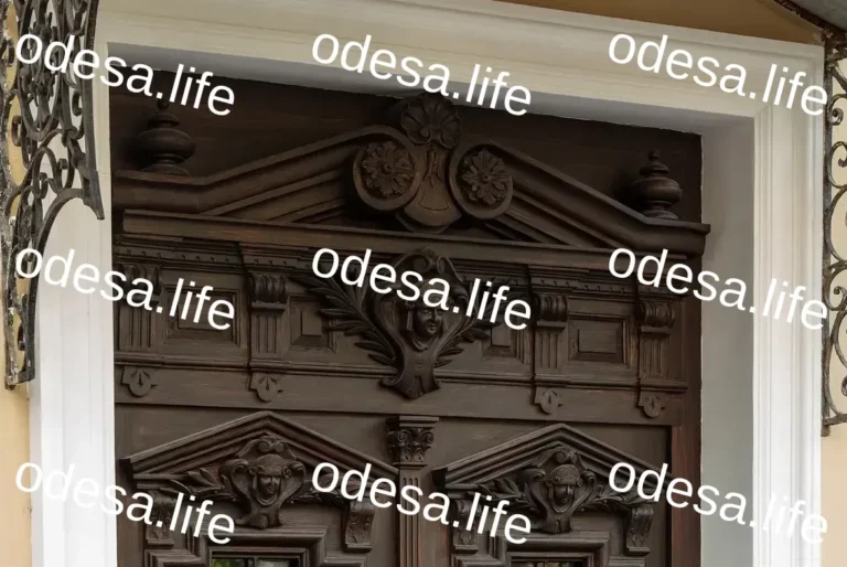 Одеське необароко: Відновлено розкішні двері в центрі міста