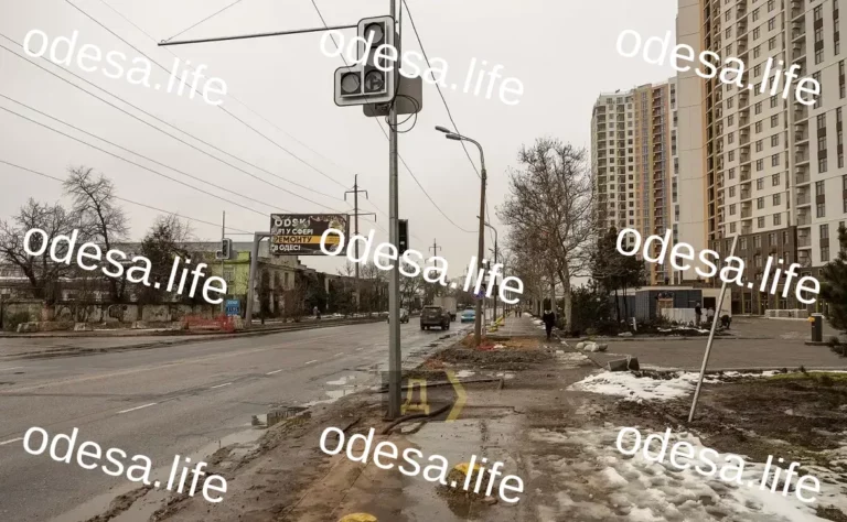 Нове перехрестя зі світлофорами на вулиці Краснова в Одесі