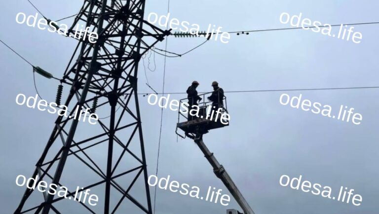 У Одесі тривають роботи з відновлення енергопостачання після обстрілів