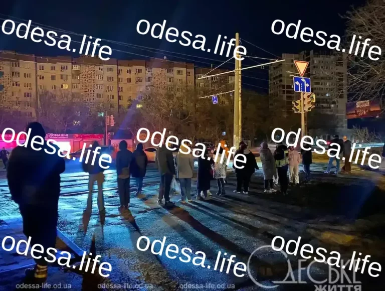 Мешканці Таїрова перекрили дорогу через відключення світла