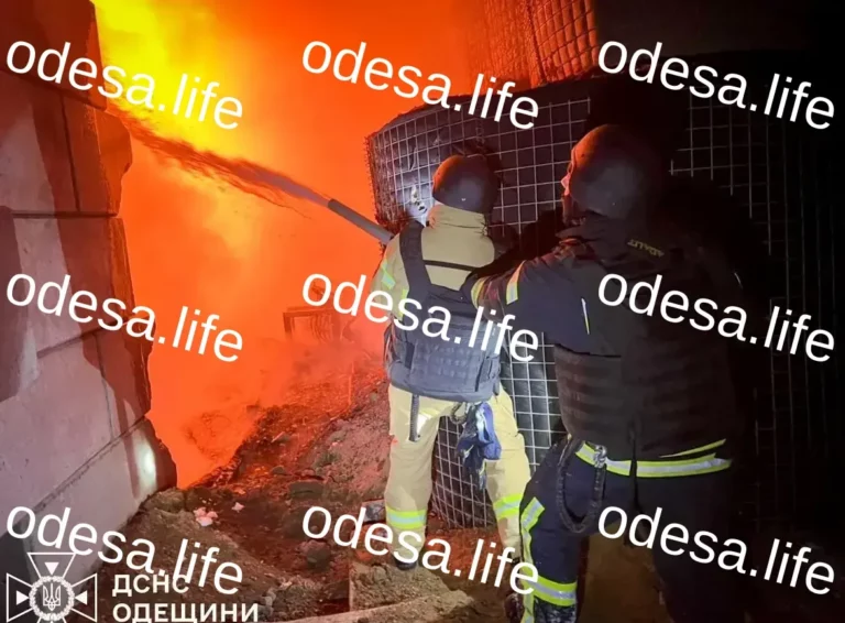 Удар по Одещині: Рятувальники ліквідували пожежі після нічної атаки дронів