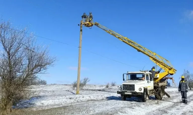 Енергетики оперативно ліквідовують наслідки негоди в Одеській області