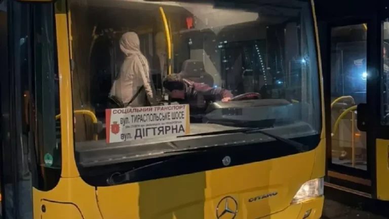 Соціальні автобуси в Одесі: Відсутність транспорту не відповідає графіку