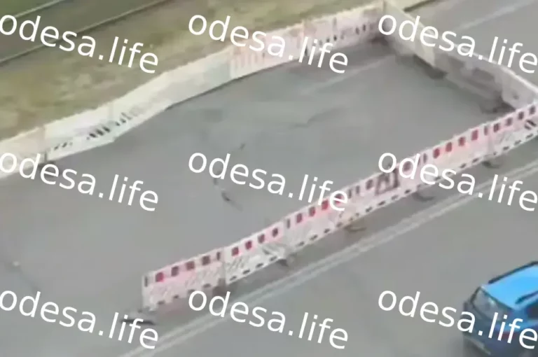 На Люстдорфській дорозі знову просів асфальт: рух ускладнено