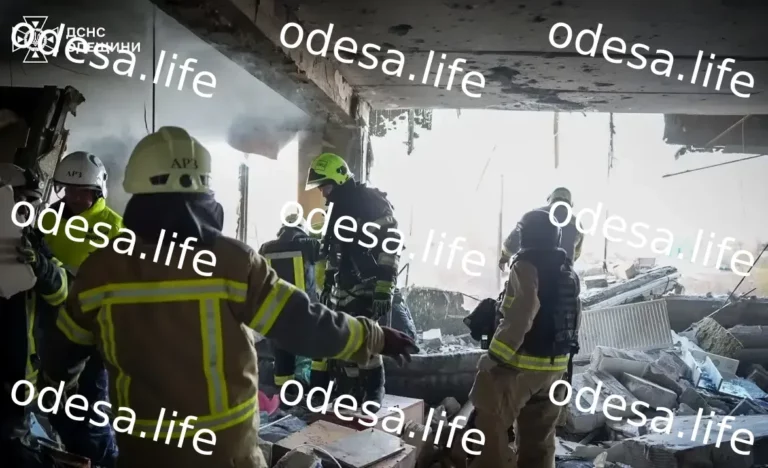 Ліквідація наслідків атаки на багатоповерхівку в Одесі
