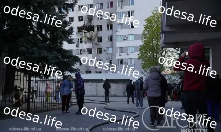 Удар дрону по житловому будинку в Одесі: наслідки та рятувальні роботи
