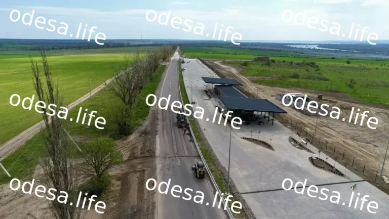 На М-15 добудовують нову стоянку для вантажного транспорту