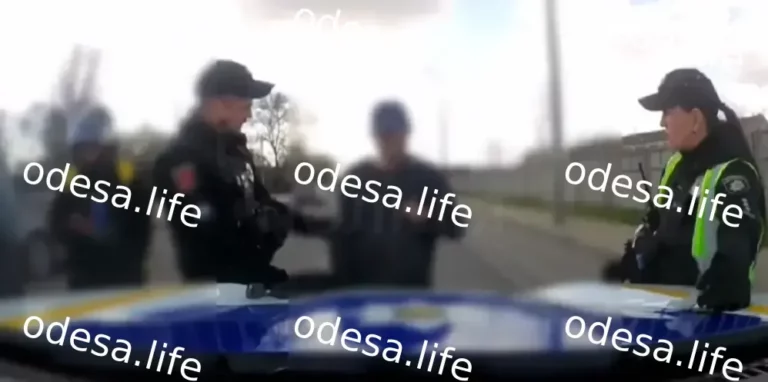 Неадекватний чоловік у Одесі кидався під авто з ножем