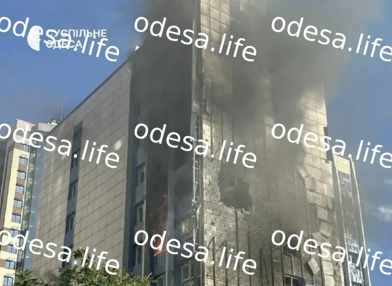 Удар дронами по Одесі: загорівся бізнес-центр